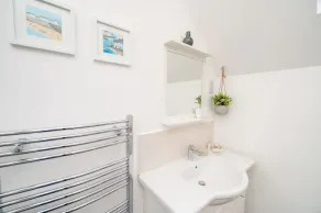 Stunning 2 bed holiday home by the sea with 5 person hot tub - Image 4