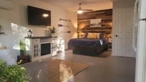 Cottage by the lakeshore with a private hot tub - Image 5
