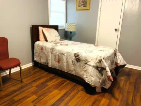 Entire place: Cozy, Quiet Oasis w/free laundry and parking - Image 4