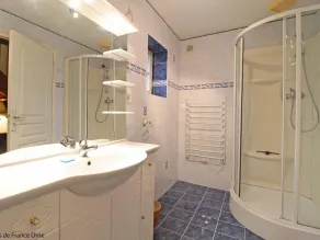 Charming house with enclosed garden in Saint-Pierre-des-Loges - Image 3