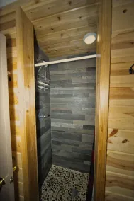 2 bedroom cabin on beautiful lakefront property with an outdoor hot tub - Image 4