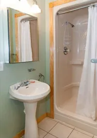Winey Duck Cottage: \"Pet Friendly Contemporary w / Hot Tub på Seneca Wine Trail - Image 2