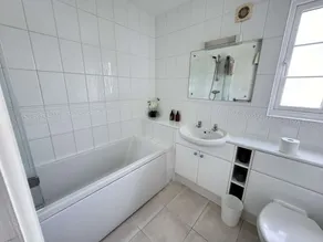 Charming Lake House nature retreat in Cotswold Water Park, South Cerney near Cirencester - Image 3