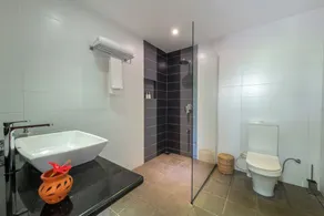 Villa Thuya - 3 Bedroom Oceanfront Villa with Pool - Image 5