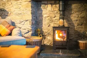 St Davids Hideaway with Roll-top Bath & Log Burner - Image 2