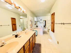 Private Lakefront Retreat with Hot Tub, Pet Friendly,  Sleeps 10 - Image 3