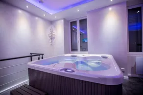 Fuldt privatiseret lejlighed med jacuzzi og dampbruser - Image 3