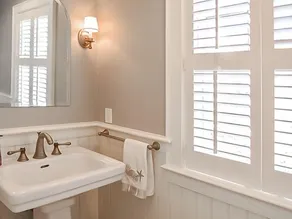 Profitez des vues spectaculaires et expansive eau dans cette joliment aménagées 3 chambres à coucher, la maison 3. 5 bain - Image 5