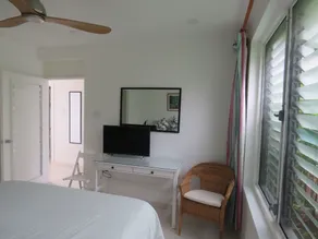 Secluded sea-view apartment 2 mins from beach, WiFi, 24hr security - Image 4