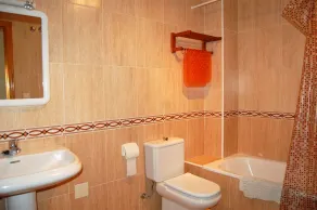 3 soveværelses rækkehus, privat have, 20 fødder fra den fælles pool, perfekt - Image 3