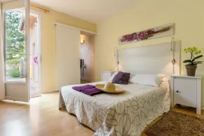 Villa 4 chambres 2 s/de bains un charmant hameau familial avec jardins privés. - Image 3