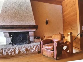 Warm Timbers Flat With Generous Living Area - Image 2