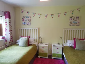 Pretty holiday cottage at Hawthorn Farm with lovely views of the donkey paddocks - Image 5