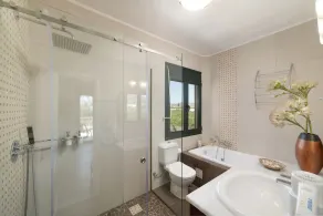 Deluxe 4 bedroom villa with loft next to beach - Image 2