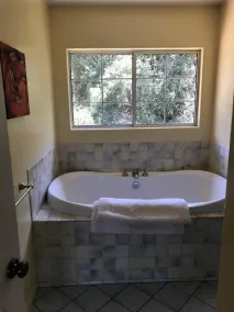 Maison de ranch paisible de 4 chambres et 6 acres avec vue sur la montagne dans la belle Ojai - Image 3