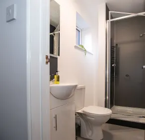 Leicester's Lyter living Serviced apartments Opposite Leicester Railway Station - Image 5