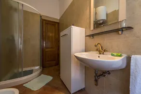 Appartamento Fiorela II in Villa Valtrazza con Piscina Condivisa - Image 4