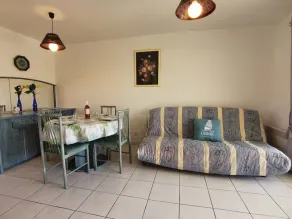 Tæt på stranden i ejendom med pool, 2 værelser - Image 5