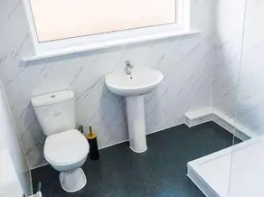 Serviced Accom Sleeps 8- Near London Free Parking - Image 4