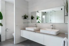 Suite no primeiro andar, 35m2, casa de banho privativa com banheira e chuveiro de efeito chuva. - Image 2