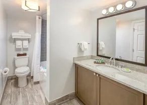 Wyndham Newport Onshore|2BR/2BA Balcony King Suite - Image 4