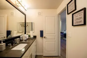 COMFY(Private Unit)5-miles away from Airport 2BR/1BA right near the Heart of ATX - Image 5