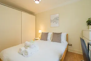 2BR Grassmarket Apartment with Castle View - Image 4