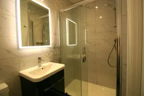 SINGLE STOREY Four Superking en suite rooms on Red House Estate w/seasonal pool - Image 3