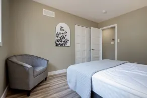 Modern 4-season Lakefront Chalet with New Hot Tub & 4 Bedrooms: 1 hr from Ottawa - Image 3