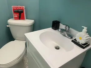Cozy Downtown studio with free bike rentals and free parking - Image 4