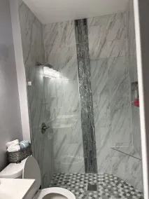 Romantic  /hot tub — 5 min from the mall - Image 2