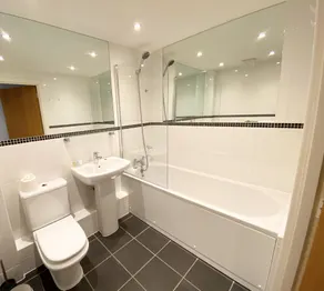 Luxury apartment overlooking Oxford Castle. - Image 2
