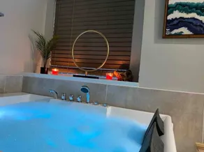 Captivating 6BR 3BA Holiday Home with Pool & Fire Pit - Image 3