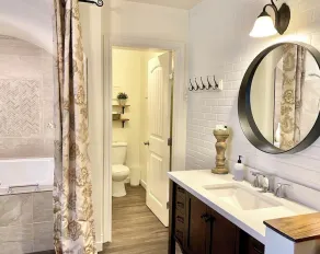 2 person jacuzzi suite with fireplace and kitchenette - Image 3