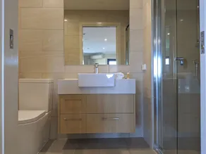 Stylish, modern king hotel room in Brisbane - Image 4