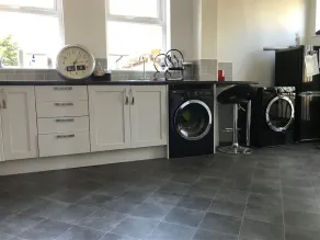 Nottingham Spacious Modern Home with Netflix & massive garden - Image 3