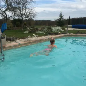 Gammelt bondehus renoveret med komfort i bevaret naturlige miljø - Image 5