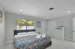 Gorgeous spacious  2bd 2bath sleeps 6 private yard, parking, gas grill, dogs ok - Image 5