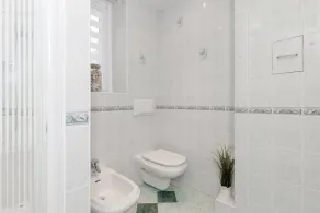 Spacious Apartment | 2 Bedrooms, Balcony, Workspace - Image 3