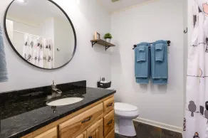 Luxe Retreat with Panoramic Views, Hot Tub & Sauna, mins to Hatley Point - Image 4