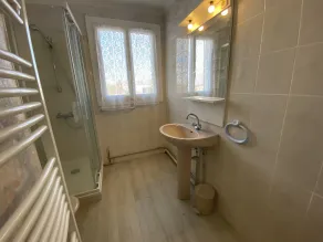 Maison de Ville à Fouras avec Jardin et Garage, Proche Plages - Image 3