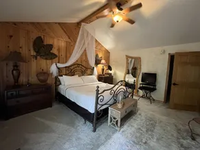 One bedroom, one bath log-sided cottage with private hot tub on Lake Ouachita. by RedAwning - Image 5