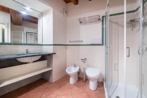 Appartement 'Antica Torre Petrarca' avec vue sur les montagnes, Wi-Fi et climatisation - Image 2