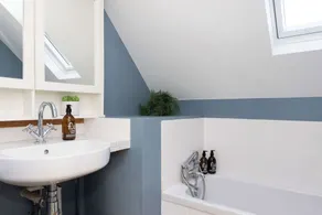 Spacious Coastal Family Home Sleeps 8 - Image 2