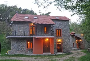 Kleines Dorf mit 3 Steinen Villen zur Miete mit Land 20. 000 m2, für große Familie - Image 1