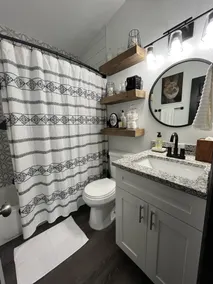 Ultra-cute, newly renovated modern 2/1 home - Image 2