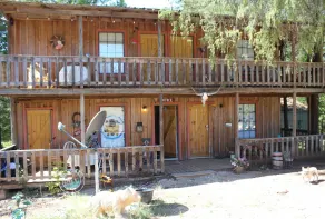 Sunflower Room with quiet deck - Image 3