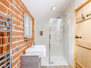 5 bedroom accommodation in Westwick - Image 3