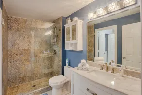 Few days still available this winter! King-size bed. Free parking. Renovated! - Image 5
