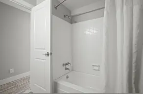 Spacious 2BR 2BA Apartment in the City - Image 4